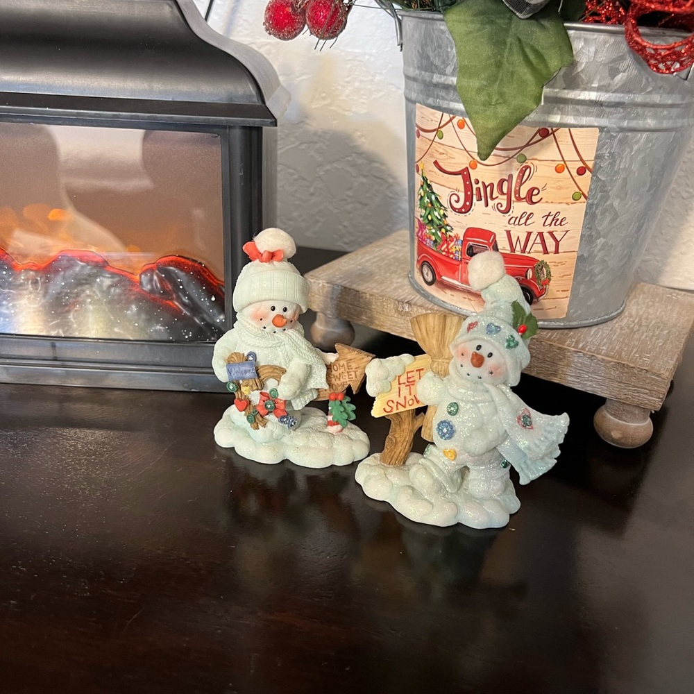 SMALL SNOWMEN FIGURES.Come from a smoke free home.
